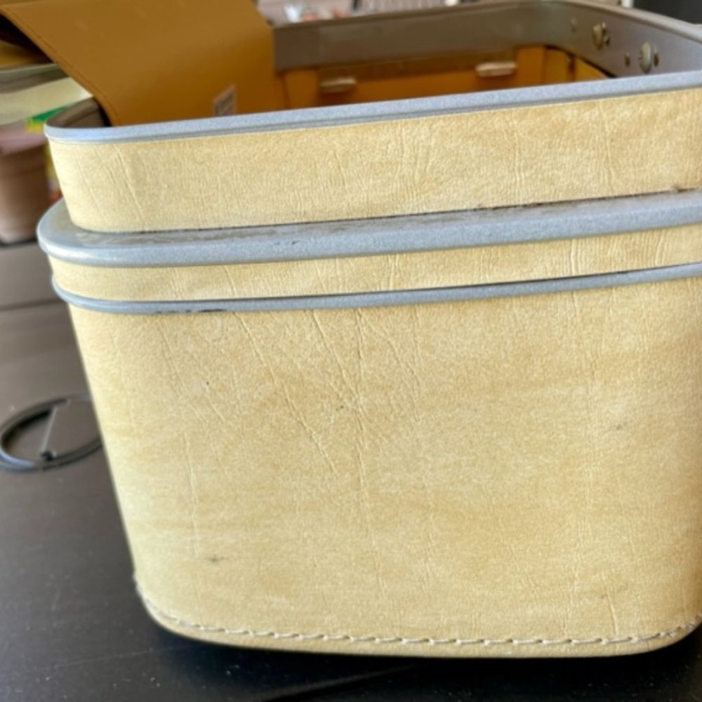 Samsonite Vintage Train Case 1960s Butter Yellow Silhouette Elevated Picnic - Picture 10 of 16